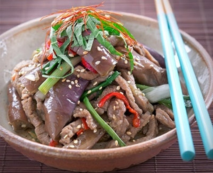 Ớt rửa sạch thái nhỏ. Cho dầu ăn vào chảo đun nóng và cho cà tím vào xào, nêm vừa miệng ăn. Khi cà mềm cho hành lá và ớt quả vào đảo 30 giây thì tắt bếp, đổ ra bát riêng. Cho dầu vào chảo xào thịt bò trên lửa lớn. Thịt bò chín thì đổ cà tím vào đảo khoảng 1 phút thì tắt bếp. Ảnh: Ngonhetsay.