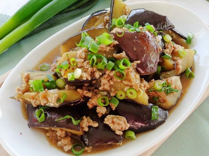 Phi thơm hành và cho hỗn hợp nước sốt đã pha đun sôi. Sau đó cho cà tím vào đảo nhanh tay đến khi cà chín. Ảnh: Tin247.