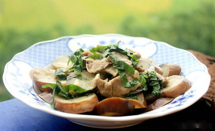 Đun nóng dầu ăn trong chảo, cho thịt vào xào ở lửa to, thêm nước mắm, hạt nêm vào đảo chung cho thịt ngấm gia vị. Xào chín thịt thì trút ra bát. Sau đó phi thơm tỏi và cho cà tím vào đảo, nêm gia vị cho vừa miệng. Cà tím chín thì cho thịt xào vào đảo qua rồi thêm lá lốt đã thái vào đảo chung, nêm lại gia vị cho vừa ăn rồi tắt bếp. Ảnh: Cookpad.