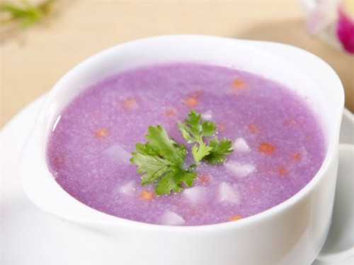 Cháo khoai môn. Mỗi lần dùng 50g gạo, 250g khoai môn (bóc vỏ, thái lát). Cho nước vừa đủ, nấu thành cháo. Khi ăn cho vào 1 ít dầu ăn, muối. Công dụng của bài thuốc này là nhuận tràng, thông đại tiện, trị táo bón. Ảnh: dinhduong.