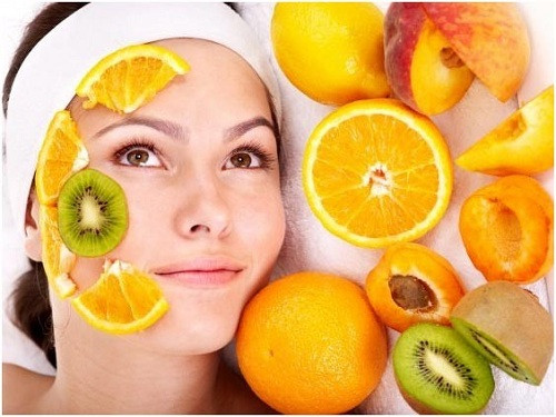 Vitamin C còn gọi là acid ascorbic là một chất chống oxy hóa mạnh, cần thiết cho sự tạo thành collagen, vì thế rất nhiều chị em phụ nữ đang thịnh hành phương pháp làm đẹp tự nhiên bằng loại vitamin này. Ảnh: ThucucClinics.com