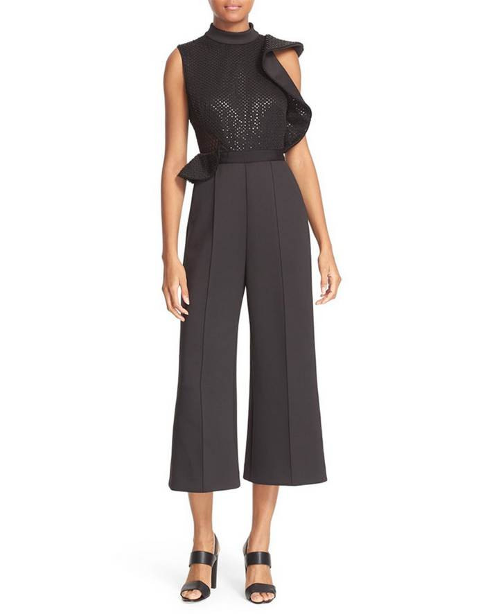 Dáng cao, người mảnh. Hãy chọn một bộ jumpsuit quần dài, ống rộng. Nếu chọn được dáng suông lại càng đẹp. Những bộ như này sẽ làm cho chiều cao của bạn cân đối hơn.