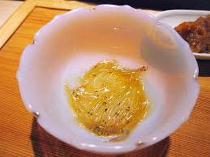 Shirouo no Odorigui. Là món ăn nổi tiếng của Nhật Bản. Đó là đập trứng sống vào một cái bát có những con cá còn tươi sống đang ngọ nguậy, thêm một chút giấm chua để con cá quẫy mạnh. Ảnh: Duli.
