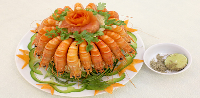Nhớ đậy nắp nồi trong quá trình hấp nếu không tôm sẽ chín không đều, nhất là phần đầu tôm có thể còn sống trong khi thân tôm đã chín. Xếp tôm vào vỏ trái dừa cho đẹp. Ảnh: hocnauantphcm.overblog.com.