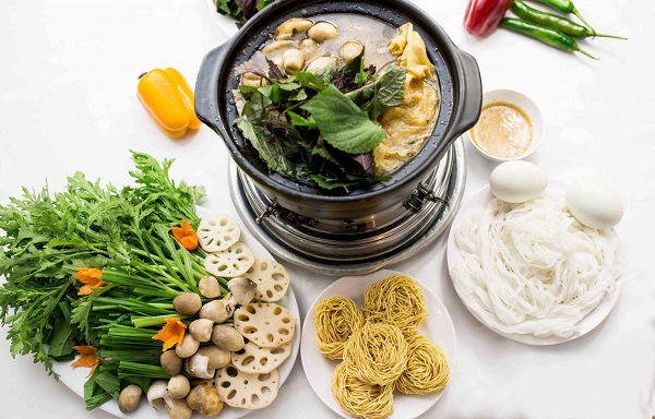 Sơ chế thịt dê sạch, ướp cùng gia vị: hạt nêm, đường, hạt tiêu, ngũ vị hương, đường, tỏi trong 2 tiếng. Khoai môn được cạo vỏ, rửa sạch sau đó cắt thành những miếng nhỏ vừa miệng ăn. Các nguyên liệu khác sơ chế, thái miếng vừa ăn. Phi thơm hành, tỏi, cho thịt dê vào xào thơm và đổ nước cốt dừa vào đun sôi. Ảnh: ngon.online.