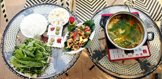 Lá lốt lấy 1 phần băm nhỏ, rồi trộn với đùi ếch băm cùng thịt nạc xay và nêm hạt nêm, tiêu xay cho vừa ăn. Cuộn các nguyên liệu với phần lá lốt còn lại rồi rán vàng. Tiếp tục rán phần ếch nguyên miếng cho đến khi nào ếch có màu vàng đẹp mắt thì gắp ra đĩa. Ảnh: baophunu.info.