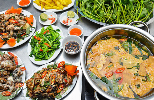Chuẩn bị 1 bát tô, rồi cho số mình ếch đã băm nhỏ vào cùng thịt xay nhuyễn và giò sống, rồi cho thêm hành khô và lá chanh xắt nhỏ vào. Cho thêm tiêu xay với ớt bột và hạt nêm vào rồi bạn trộn đều cho các nguyên liệu ngấm đều gia vị. Tiếp đó viên hỗn hợp thành từng viên nhỏ rồi đem rán vàng. Ảnh: 7monngonmoingay.info.
