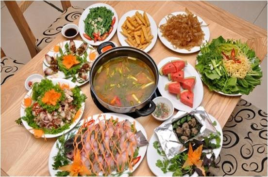 Ninh xương lấy nước dùng. Cá lọc thịt, thái miếng vừa ướp gia vị. Thịt bò thái mỏng ướp vài lát gừng thái chỉ. Lòng non, dạ dày làm sạch thái miếng vừa ăn. Ngao rửa sạch bày lên đĩa. Rau các loại rửa sạch để ráo, đậu phụ thái miếng, cà chua bổ múi cau. Ảnh: phunutoday.vn.