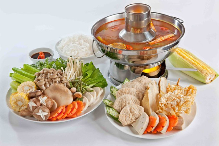 Cho nước dừa tươi vào nồi cùng 1 trái thơm và sả cây đập dập. Tiếp theo cho boa rô cắt khúc và 1 trái bắp cắt khúc vào nồi nước dùng. Cho 2 gói gia vị chua và cay vào nồi nước dùng. Nước dùng sôi, nêm lại cho vừa ăn. Khi ăn múc nước dùng ra nồi nhỏ, cho nấm rơm vào nồi nước dùng cùng cà chua và ngò gai cắt khúc nhỏ. Bày ra rồi trang trí. Ảnh: cachnauan.edu.vn.