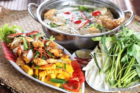 Măng xào lửa vừa, cho thêm hạt nêm và sa tế và đảo cùng. Trút phần ếch đã rán vàng và tỏi phi vào chảo măng, dùng đũa đảo đều cho ếch được ngấm gia vị. Cho thêm ít lá lốt và mùi tàu vào rồi tắt bếp. Nấm hương ngâm nước cho nở, rồi cho vào nồi nước dùng. Đun sôi nước lẩu rồi thả hết phần ếch xào măng vào cùng. Khi ăn thì cho thêm 2 loại chả ếch băm vào rồi gắp ra thưởng thức. Ảnh: cachnauan.net.