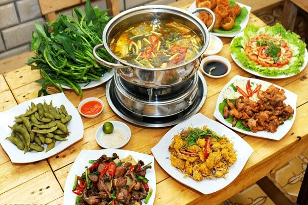 Ếch tiến hành lột da, rồi bỏ đầu, sau đó xát cùng chút muối, rồi rửa sạch và chặt đôi mình và đùi. Tiếp đó, lấy một nửa số mình ếch và đùi ếch đem băm nhỏ. Sả bỏ vỏ rồi thái nhuyễn, rồi đem cho vào ướp cùng số ếch nguyên miếng cùng với một chút hạt nêm cho món lẩu ếch thêm đậm đà. Ảnh: cachnaumonngon.com.