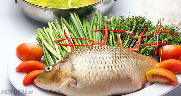 2. Lẩu cá. Nguyên liệu: Cá trắm hoặc chép, thịt bò, ngao, dạ dày, lòng non, đậu phụ, cà chua, me chua, rau diếp, rau cải, rau cần, hành, răm, thìa là, gừng, ớt, chanh, súp, mỳ. Ảnh: Hotdeal.vn.