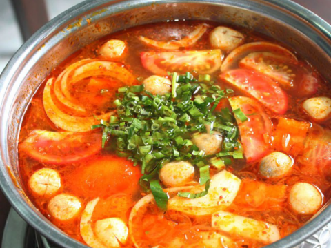 3. Lẩu Thái chay. Nguyên liệu: Dừa tươi, bắp ngô, cà rốt, nấm bào ngư, nấm rơm, đậu phụ, chả quế cay, bún, dứa, cà chua, rau muống cọng, bắp chuối bào, ngò gai, sả, bô roa. Chả quế chiên vàng. Tàu hủ ky non chiên vàng. Chả quế cắt lát vừa và tàu hủ ky cắt miếng vừa ăn. Ảnh: nauzi.com.
