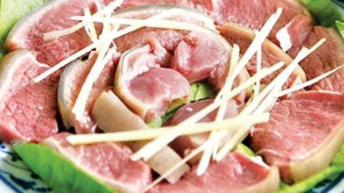 4. Lẩu dê. Nguyên liệu: Thịt dê, nấm, khoai môn, củ sen, đậu phụ, rượu vang, váng đậu, tỏi, hành băm nhuyễn, gia vị muối, nước mắm, hạt nêm, đường, ngũ vị hương, bột ớt, tiêu cay, nước cốt dừa, bún, rau ăn lẩu. Ảnh: GiaDinh.TV.