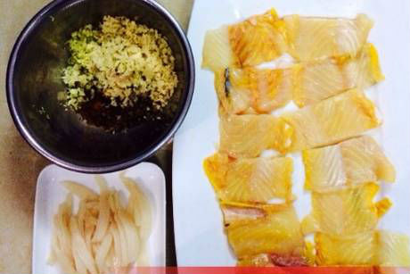 Cá tầm cuốn riềng nướng. Nguyên liệu: Phi lê cá tầm, sả, riềng, tỏi, đường, gia vị, dầu ăn, cà chua, mỡ lợn, ớt bột. Phi lê cá tầm, rửa sạch, để ráo, cắt khúc vừa ăn ướp cùng hành, riềng, tỏi, sả, gia vị. Ảnh: cookpad.com.
