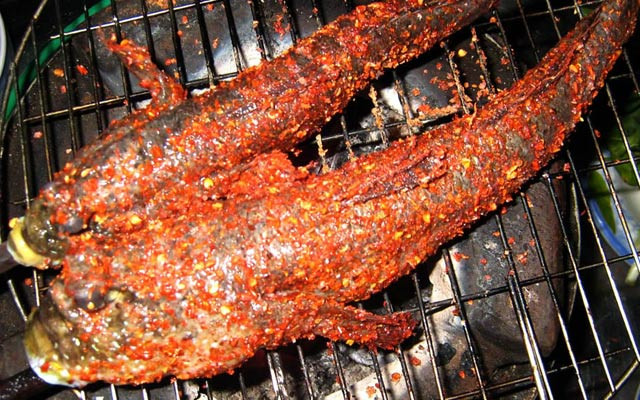 Bọc cá trong lá sen, sau đó bọc thêm một lớp giấy nhôm ở bên ngoài. Nướng cá trong lò vi sóng hoặc lò than, trong khoảng 20-30 phút là cá sẽ chín. Ảnh: Topplus.vn.
