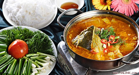 Cho bạc hà, giá, cà chua, đậu bắp, bắp cải, măng tươi rồi nêm chút đường. Nồi cá sôi lần nữa, múc ra tô, rắc rau ngò om xắt nhỏ với mấy lát ớt sừng. Ăn kèm với lẩu cá nhám giàu canh chua sả nghệ cũng có thể là đĩa bún trắng tươi, đĩa rau muống và nước mắm trong. Ảnh: xaluan.com.