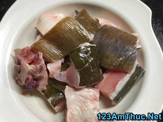 Cá đuối nấu dưa chua. Nguyên liệu: Cá đuối, dưa chua, cà chua, hành khô, hành lá, dầu ăn, gia vị, ớt tươi. Cá đuối rửa sạch, cắt vuông 4cm. Ướp gia vị 10 phút. Phi thơm hành, cho cá vào xào cho cá vừa chín, rồi lấy cá ra đĩa riêng. Ảnh: 123amthuc.net.