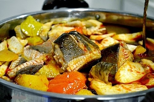 Cho cá đuối và chuối chát vào nồi, thêm gia vị vào ướp 15 phút, bắc lên bếp nấu với lửa nhỏ đến khi cá thấm và chuối săn lại, nêm nếm vừa ăn, tắt bếp. Ảnh: 7monngonmoingay.vn.
