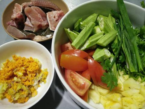 Bún cá đuối om nghệ tươi. Nguyên liệu: Cá đuối, cà chua, dứa, đậu bắp, chuối xanh, hành tím, tỏi, nghệ, dầu ăn, bột nêm, mắm, tiêu, đường, hành ngò. Cá rửa sạch, cắt quân cờ ướp với bột nêm. Phi thơm hành, tỏi, nghệ giã dập. Ảnh: cookpad.com.