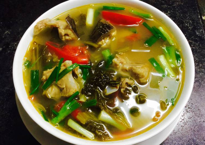 Cho tiếp cà chua vào xào, rồi lấy ra để cùng cá. Cho dưa vào xào cùng gia vị khoảng 5 phút. Đổ nước vào đun sôi, nêm gia vị, cho tiếp cá và cà chua vào, thêm hành lá, ớt. Ảnh: cookpad.com.
