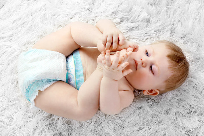 4. Bỉm: Nếu con bạn còn nhỏ, còn bú mẹ, hãy mang theo bỉm cho con, tránh bé phải "đeo" bịch bỉm quá nặng dẫn tới bị nhiễm lạnh, bị hăm. Còn nếu trẻ đã lớn, ý thức được việc đi vệ sinh cũng nên đề phòng một vài chiếc quần để thay khi cần thiết. Ảnh: mekheochamcon.com.
