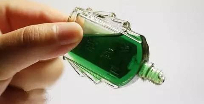Dùng dầu gió: Bôi dọc cột sống thắt lưng và dùng đồng bạc hoặc thìa inox để cạo. Ngoài ra, cũng có thể phối hợp cạo gió với day bấm một số huyệt hay châm cứu. Ảnh: Soha.vn.