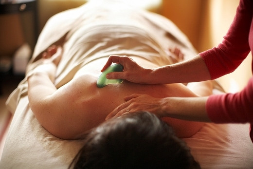 Cạo gió toàn thân: Xoa dầu lên vùng trán, tay chân, lưng ngực. Sau đó dùng tay xoa từ vùng giữa trán sang 2 bên xuống đến cổ, rồi cánh tay đến các đầu ngón tay, vùng ngực bụng, rồi đến mặt ngoài chân xuông đến mu bàn chân, sau gáy đến mặt sau cánh tay, lưng đến chân rồi bàn chân. Mỗi vùng cạo chỉ nên kéo dài từ 2-5 phút. Ảnh: tinmoi.vn.