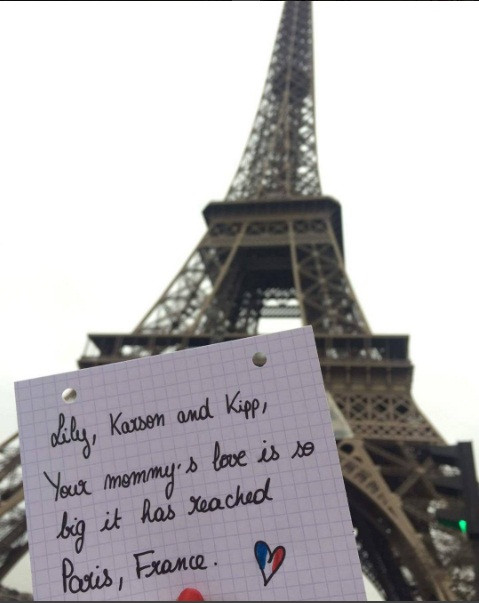 Tháp Eiffel diễm lệ và tình yêu của người mẹ dành cho con cái.