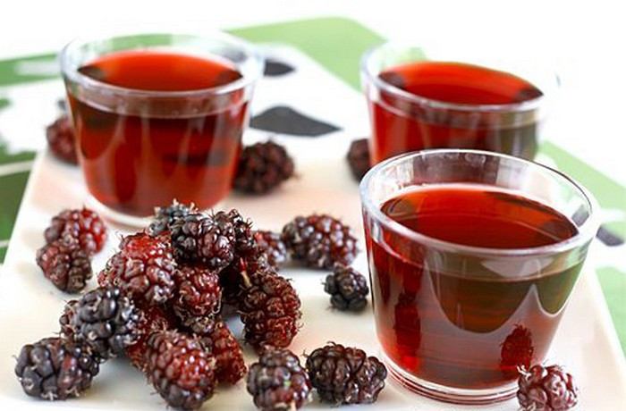 Quả dâu tằm. Chuẩn bị 500g quả dâu tươi, 50g củ ấu, 30ml mật ong. Ép lấy nước dâu trộn cùng các nguyên liệu còn lại nấu chín. Bài thuốc dân gian hỗ trợ người viêm gan, ung thư gan. Ảnh: Caothaoduoc.