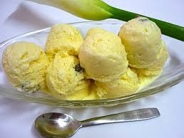Dùng thìa tán nhuyễn phần cơm sầu riêng sau đó cho sữa tươi, vanilla, muối vào trộn chung. Cho 2 phần hỗn hợp này hòa lẫn vào nhau trong một cái bát lớn. Đỗ hỗn hợp kem vào từng khuôn nhỏ hay hộp to cho vào ngăn đá tủ lạnh 7-8 tiếng là có thể ăn được. Ảnh: vietcadao.com.