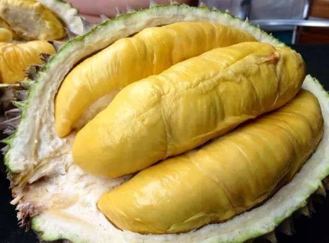 Bánh nướng sầu riêng. Nguyên liệu: Cơm sầu riêng, đường, bột dừa, bột bánh dẻo, mạch nha, dầu ăn, lòng đỏ trứng, quả trứng. Làm nhân sầu riêng: Cơm sầu riêng xay nhuyễn rồi xào lên, cho thêm bột dừa và đường vào xào tiếp cho đến khi hỗn hợp se khô. Ảnh: myeva.vn.