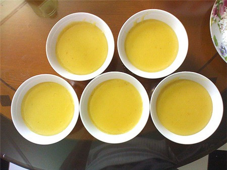 Cho sữa vào 1 nồi nhỏ, hâm nóng, sau đó vớt lá gelatine cho vào hòa tan, rồi cho hỗn hợp này vào hỗn hợp sầu riêng khuấy đều. Đổ hỗn hợp này vào chén hay khuôn. Lấy màng bọc thực phẩm bọc lại, cho vào ngăn mát tủ lạnh để khoảng 5 tiếng là sẽ có món ngon từ sầu riêng tuyệt vời. Ảnh: gocnoitro.net.