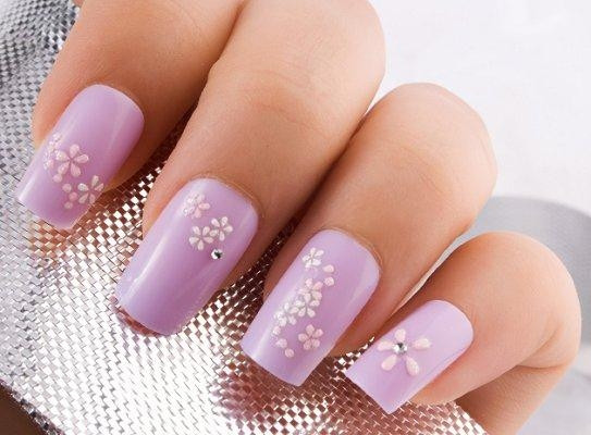 3. Flower Power: Những bông hoa nhỏ mang năng lượng cho đôi bàn tay sẽ làm bộ móng trông dài hơn, ngụy trang được những khuyết điểm trên móng tay của các nàng. Ảnh: sao365.net.