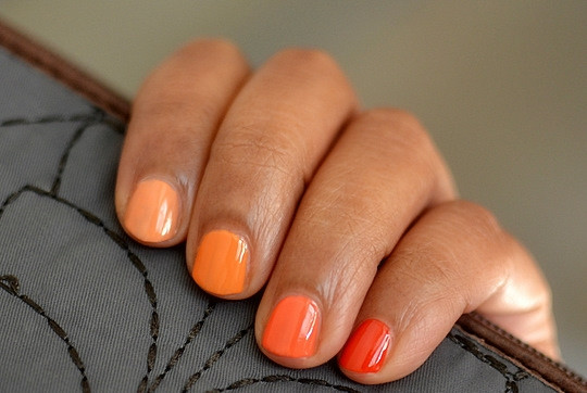 9. Tangerine Tips: Nhũ bóng màu cam sáng hoặc màu hồng sẽ không thể thiếu trong bộ sưu tập dành cho nàng có móng ngắn và xấu. Ảnh: DEPplus.com.