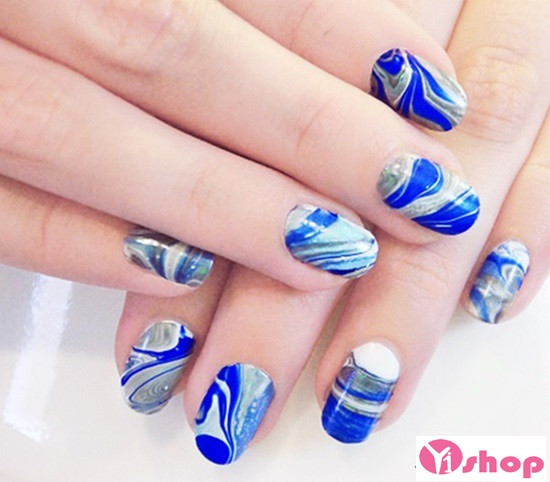 10. Colbalt Teardrop: Hình dạng giọt nước rơi với màu xanh coban sẽ làm cho bộ móng trở nên mềm mại và thon gọn hơn. Ảnh: mecuteo.vn.