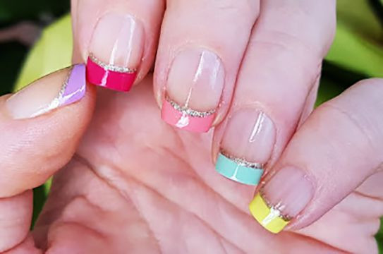 2. Minimalist Mani: Đơn giản là xu hướng tốt nhất các nàng nên làm theo. Chỉ với một chấm nhỏ ở cuối móng hay một hay một đường thẳng sẽ là điểm nhấn, làm cho móng tay trông nhọn hơn và đầu ngón sẽ nhỏ gọn hơn. Ảnh: Pinterest.co.uk.