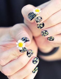11. Unicorn Mani: Tạo hình móng tay vui nhộn mà đơn giản sẽ "đánh lạc hướng" của người khác, khiến họ không còn để ý đến khuôn móng ngắn của bạn nữa. Ảnh: Pinterest.co.uk.