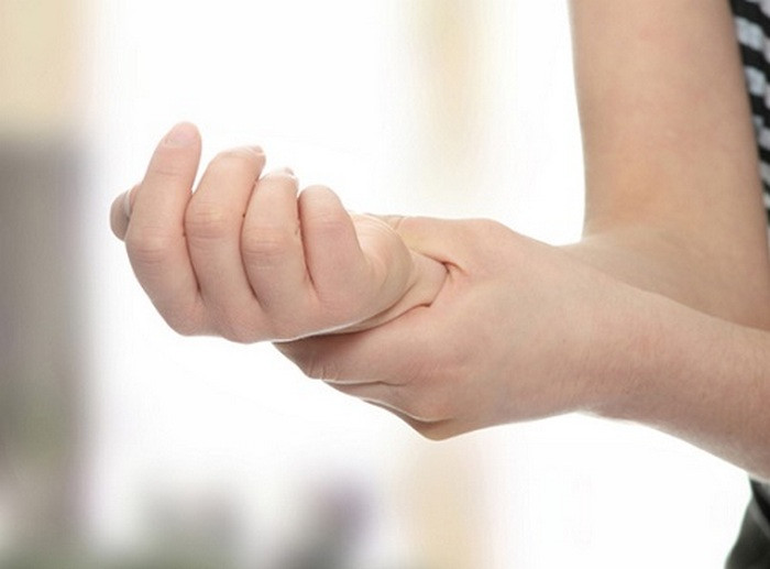 Giảm áp lực máu, tuần hoàn máu. Dùng bột gỗ cây sưa đun với nước rồi đắp vào chỗ bị thâm tím, vùng đau nhức để đả thông kinh lạc, hoạt huyết. Ảnh: Phunutoday.