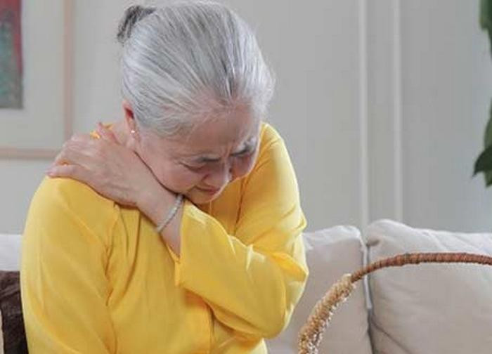 Chữa bệnh xương khớp. Dùng bột gỗ sưa hòa với dấm, sau đó đắp vào chỗ khớp bị sưng, cứ 10 ngày một liệu trình, khoảng 3 liệu trình xương khớp sẽ gần như hết đau nhức. Ảnh: Thoaihoacotsong. (Thông tin trong bài viết chỉ mang tính chất tham khảo. Trước khi sử dụng bài thuốc, bạn vui lòng hỏi ý kiến bác sĩ).