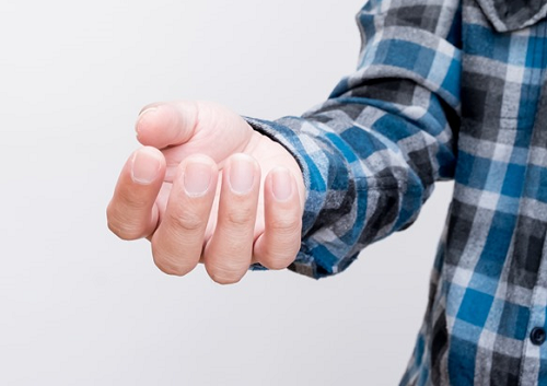 Cũng có thể run tay là triệu chứng của bệnh Parkinson, rối loạn thần kinh ảnh hưởng đến chuyển động, suy tuyến giáp, thiếu ma-giê. Ảnh: Healthplus.vn.