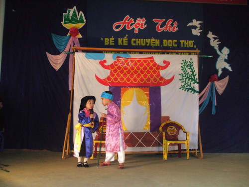 Giọng kể của bé truyền cảm hơn, nhấn nhá hơn khiến câu chuyện sẽ sống động. Mỗi câu chuyện cũng là một bài học cuộc sống cho bé trưởng thành. Ảnh: youtube.vn.