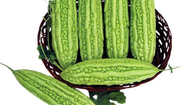 4. Khổ qua (mướp đắng): Lấy khổ qua rửa sạch, luộc chín. Ép nhuyễn khổ qua sau đó thoa lên vùng da bị viêm nang lông, để 15 – 20 phút rồi rửa sạch với nước thường. Thực hiện công thức này 2 lần/tuần. Ảnh: Soha.vn.