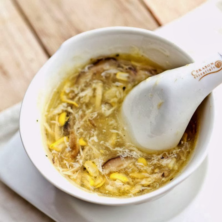 Đợi hỗn hợp sôi rồi rót trứng từ từ vào nồi. Tiếp tục rót bột sắn dây, vừa rót vừa khuấy tránh vón cục. Cho thêm nấm và mì chính vào rồi tắt bếp và múc ra bát. Ảnh: botsanday.com.