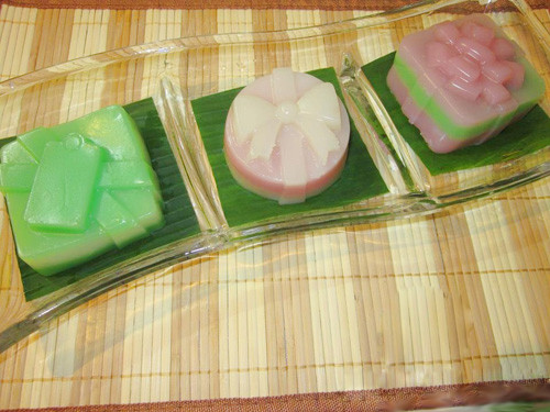 Cho khuôn bánh vào nồi cách thủy, đợi khoảng 2-3 phút cho khuôn nóng rồi cho lớp bánh đầu tiên lên. Khoảng 5 phút cho lớp đầu tiên chín thì đổ lớp tiếp theo lên, cứ như thế cho đến khi hoàn thành. Đến khi bánh chín là được. Ảnh: sanday.com.vn.