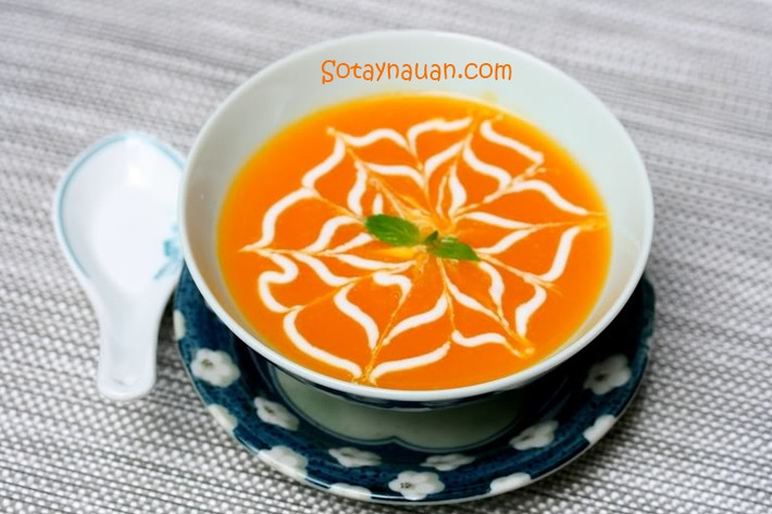 Hoà bột sắn dây vào nước rồi từ từ đổ vào nồi chè đang sôi rồi khuấy đều cho sánh lại và đổ nước cốt dừa vào và đảo đều rồi đun sôi trở lại và tắt bếp và múc ra bát. Ảnh: sotaynauan.com.