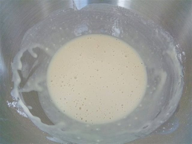 4. Bánh mì mặn không nhồi. Nguyên liệu: Nước, bột mì, dầu ăn, đường, muối, tỏi, hành tây, ngò rí. Cho nước vào âu, cho đường muối vào và khuấy tan, tiếp tục cho dầu ăn vào. Ảnh: Cooky.vn.