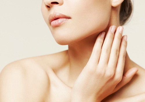 Chỉ cần đánh tan lòng trắng trứng gà rồi cho thêm 2 thìa nước cốt chanh tươi và trộn đều. Sau đó bôi lên da cổ sau khi đã rửa sạch sẽ. Đợi đến khi lớp mặt nạ này khô thì rửa lại với nước sạch. Ảnh: Thucucclinics.com.