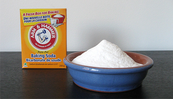 1. Bột baking soda: Bạn đã từng áp dụng cách trị mụn bằng bột baking soda và công nhận chúng hiệu quả? Mách nhỏ nhé: bột baking soda còn làm trắng da và tẩy tế bào chết cho da tốt lắm đấy. Ảnh: VnReview.vn.