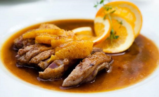 Bắc nồi lên bếp, đun trên ngọn lửa vừa, khi nồi nước xốt nóng lên, cho tiếp bột ngô đã pha vào. Khuấy đều cho tan hết các gia vị. Khi nước xốt sôi trở lại, bắc nồi ra ngoài. Cuối cùng tưới nước xốt lên thịt vịt, rắc một chút vỏ cam lên trên. Ảnh: vitomsau.com.